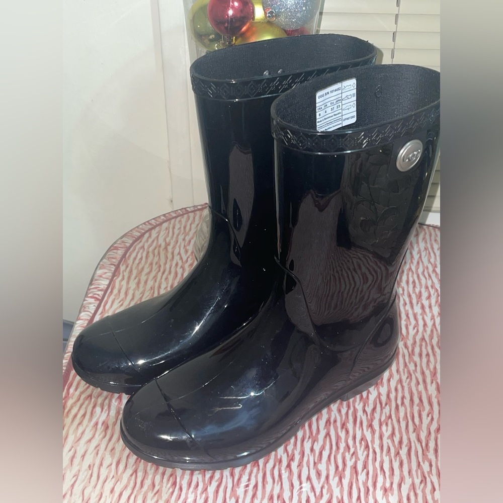 UGGS Black Rain Boots/Women/Wool Insulation (Only Worn Once)!